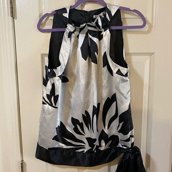 Black & White sleeveless blouse with tie - Picture 1 of 8